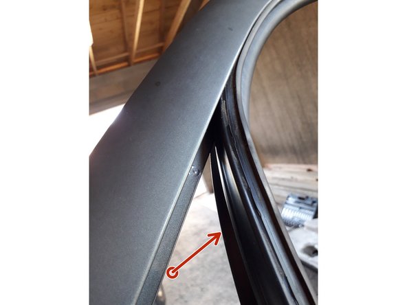 Retirer (non entièrement) le joint du cadre de vitre