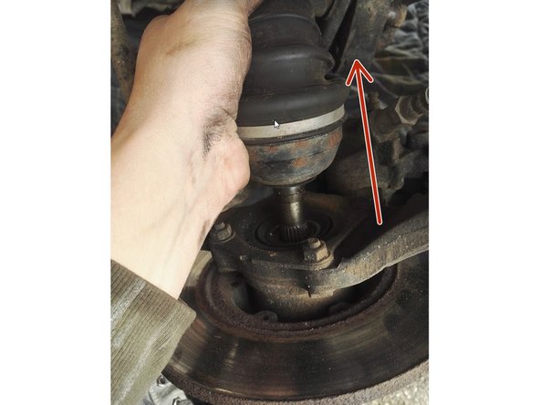 Extraire le cardan côté roue en le repoussant vers la boite