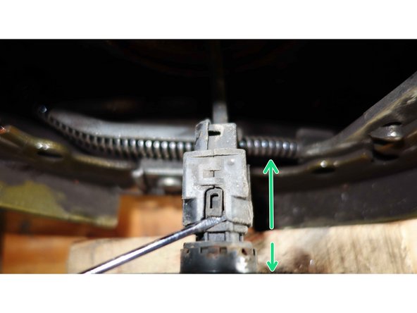 Tout en maintenant la languette relevée, débrancher la prise du capteur ABS.