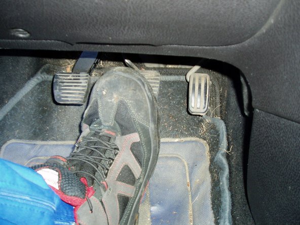 Démarrer la voiture et appuyer plusieurs fois sur la pédale de frein jusqu'à l'obtention d'un point dur. L'opération à pour effet de recoller les pistons sur les plaquettes