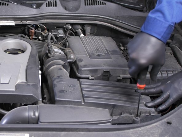 Resserrer les 7 vis tout autour de la boite à air