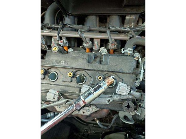 Positionner une à une les bougies dans leurs puits, idéalement mettre un peu de graisse cuivrée sur le filetage (ce qui vous facilitera le prochain démontage!).