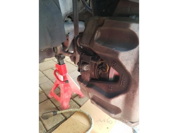 Rebranchez le capteur en enfonçant doucement la prise mâle dans l'emplacement