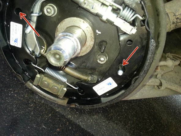 Glisser les butées par derrière dans le trou prévu à cet effet (flèches rouges), et mettre le clip de fixation (flèches bleus)