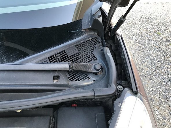 Puis enlever le joint d’étanchéité au centre en procédant de la même façon