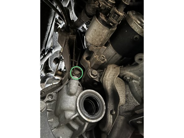 Déposer la vis de fixation du support de câble a l'aide d'une clé de 13