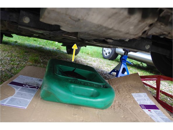 Il ne faut pas oublier d'ouvrir les deux bouchons du bidon : un pour que l'huile rentre dedans, l'autre pour laisser l'air sortir.