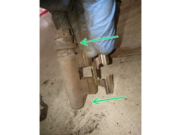 Pour l'enlever utilisez un tournevis plat et faire levier. photo 1 fléché rouge