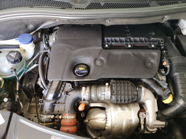 Remettre le cache en place et enfoncer les caoutchouc.