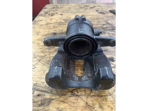 Une fois le piston et les  joints en place on va re mettre les coulisseau en le graissant un peu