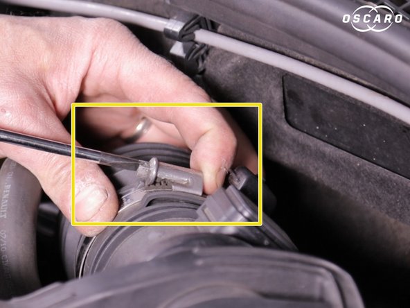 Resserer la vis du colleir de la durite d'air