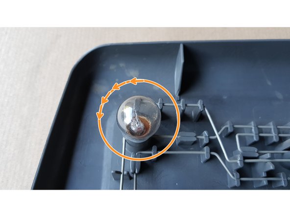 Tournez l'ampoule d'un quart de tour puis retirez-la.