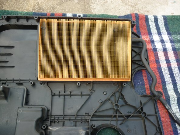 Vous trouverez alors l'ancien filtre à air.