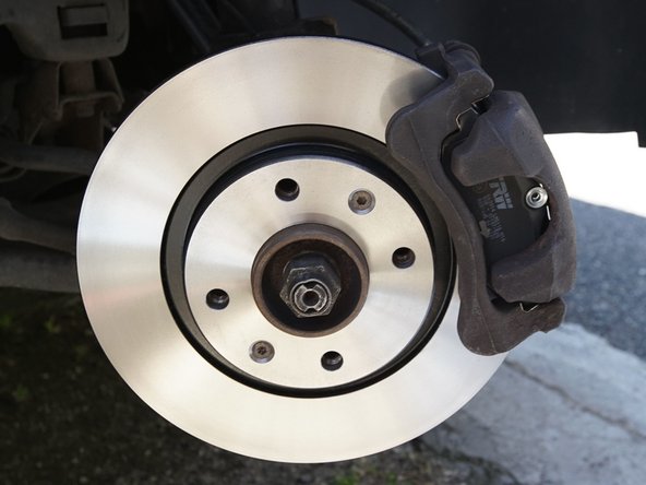 Terminez de resserrez les deux vis de l'étrier