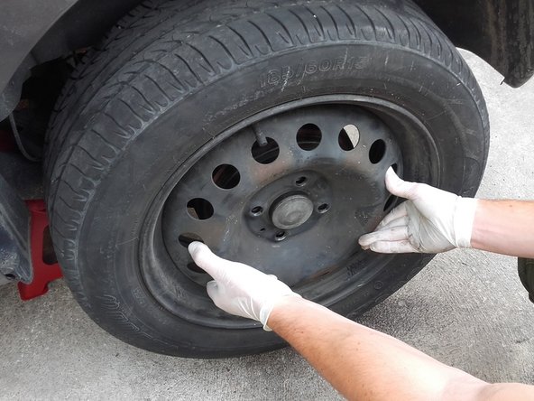 Dévisser complètement les boulons et retirer la roue.