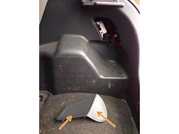 Vous pouvez ensuite remettre le cache du phare arrière en respectant son sens, puis appuyez fortement dessus pour le clipser entièrement.