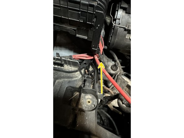 Dévisser et retirer les 3 vis qui maintiennent le support de batterie et le retirer. Attention: il faudra réussir à le faire pivoter pour que la &quot;pattes&quot; avant droite puisse se dégager des câbles qui remonter aux compartiment relais à droite.