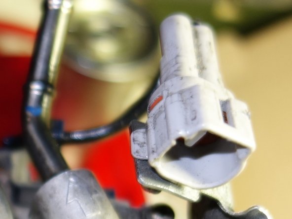 Mettre le joint torique neuf sur le module de purge en plastique blanc et revisser l'ensemble sur le filtre neuf. Terminer par un serrage modéré avec la pince multiprises.