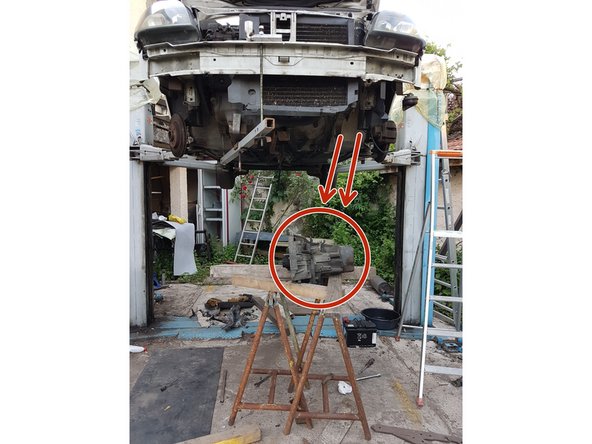 Enlever la boite en faisant attention à ce que des vis ou des durites ne bloquent pas sa progression.