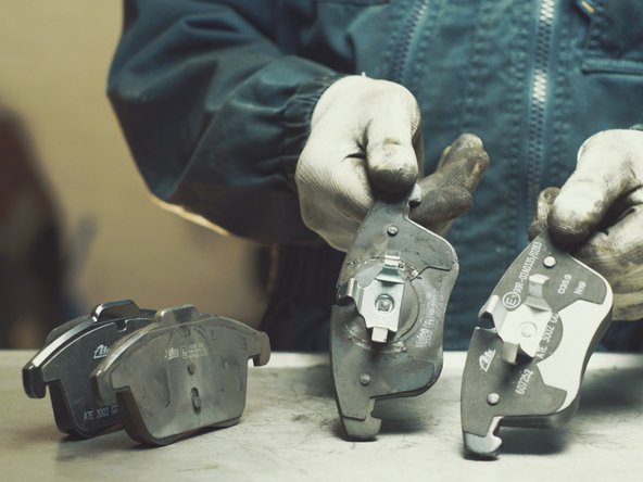 Comparer les dimensions des plaquettes et le système d'attache