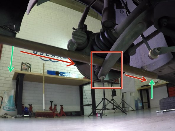 Glisser une barre jusqu'au bas de caisse  entre le cardan et le triangle.