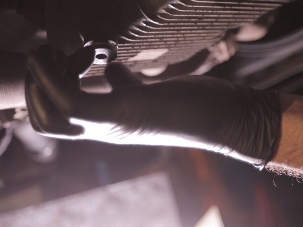 Replacer le bouchon du carter d'huile et le resserrer à l'aide du carré de vidange