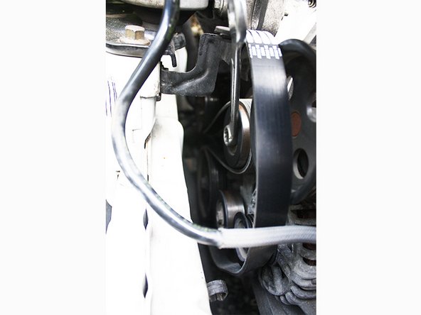 Placer la courroie d'accessoire neuve en commençant par les poulies les moins accessibles c'est à dire celles de la pompe à eau, le galet tendeur, la poulie de vilebrequin, l'alternateur et la poulie de renvoi en s'assurant que les nervures soient parfaitement calées dans les gorges des poulies.