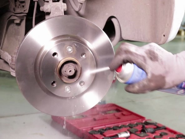 
Clean the disk using nettoyant frein, then wipe it with a clean, dry cloth
