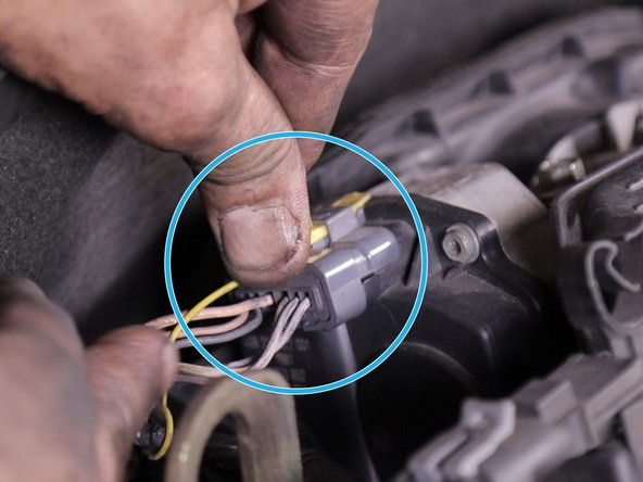 Repositionner la languette de verrouillage de  la prise du boitier papillon