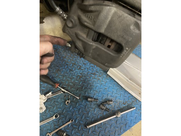 Ensuite il faut purger l’étrier a l’aide d’une clé patte de 8 rajouter du liquide de frein ajuster le niveau pendant est après la purge