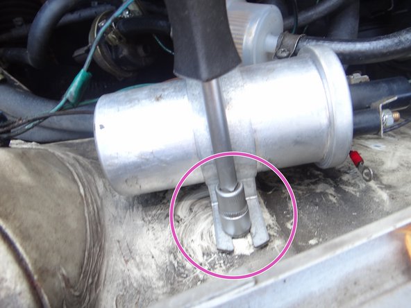 Utiliser une douille de 10mm avec un embout flexible afin d'enlever les deux fixation.