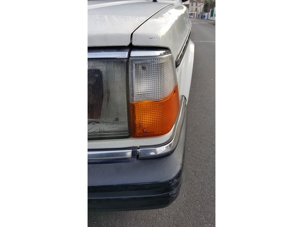 positionner d'abord les trois vis, ensuite vous les visser une par une.