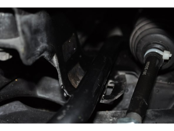 Nettoyer la bride et la barre stabilisatrice avant d'installer le nouveau silentbloc.