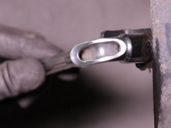 Retirer l'écrou de la  bilellette de barre stabilisatrice avec une clé à pipe de 16 et une clé allen de 5