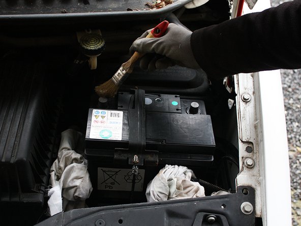 Avec une  brosse, nettoyer les cosses en cas de présence de sulfate (dépôt blanc).