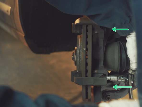 Dévisser et retirer les vis de la chape à l'aide du cliquet et d'une douille Torx de 55