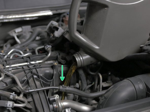 Verser un peu d'huile dans la cuve pour la nettoyer