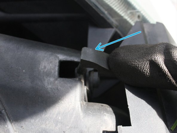 Finir en replaçant les crochets supérieurs de la calandre.