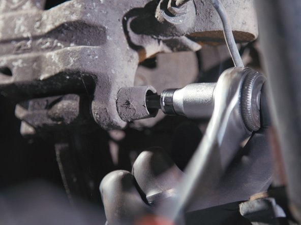 A l'aide d'un cliquet et d'une douille allen de 7, desserrer les vis BTR sans les retirer