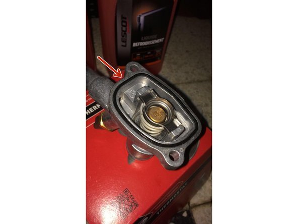 lubrifier le joint avec un peu d'huile pour assurer l'étancheité