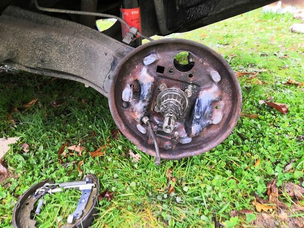 idéalement avec une clé à tuyauter, désaccoupler la conduite de frein sur le cylindre derrière le tambour puis démonter le cylindre fixé par deux boulons.