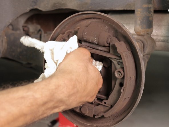 Nettoyez la graisse restante sur la fusée d'essieu