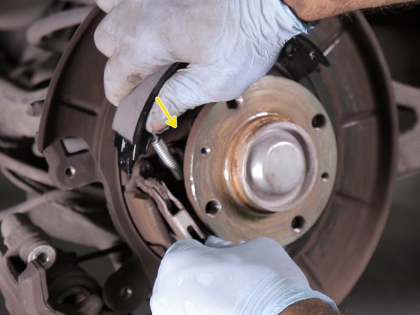 Repositionner le premier ressort sur la mâchoire