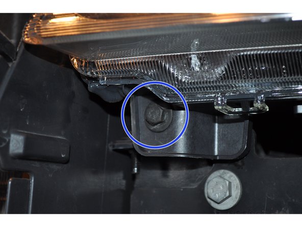 Visser correctement les trois vis avec la clé de 10 mm. Sans trop forcer pour ne pas casser les pattes en plastique.