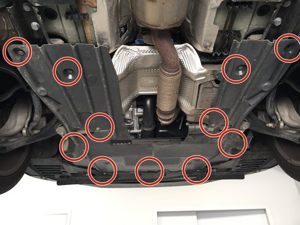 Deviser le 11 clips pour retirer la plaque sous moteur