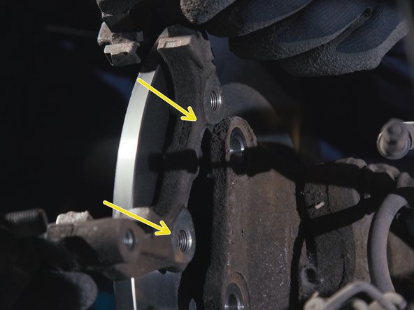 Reposer la chape entre la fusée et le disque de frein