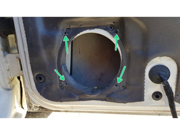 Les trous d'origines n'étant pas alignés pour le haut-parleur neuf j'ai dû en percer d'autres (ø4mm).