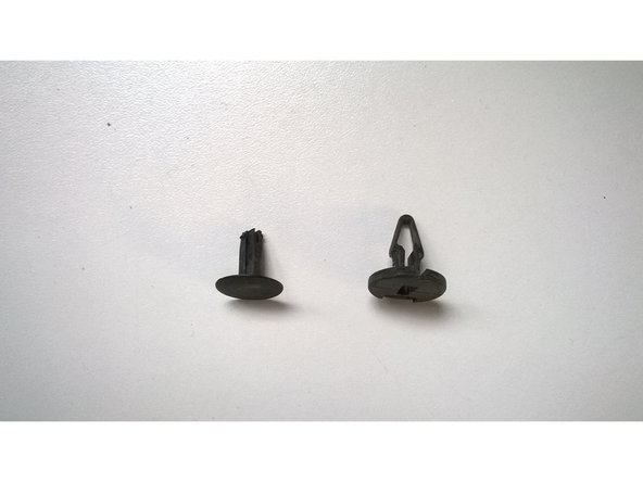 Défaire l'agrafe à l'aide d'un tournevis plat. (flèche bleue)