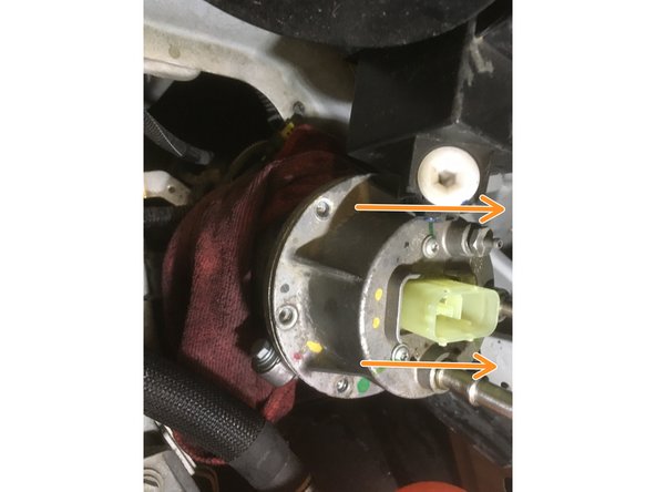 Tirer le couvercle vers le haut pour accéder à la cartouche