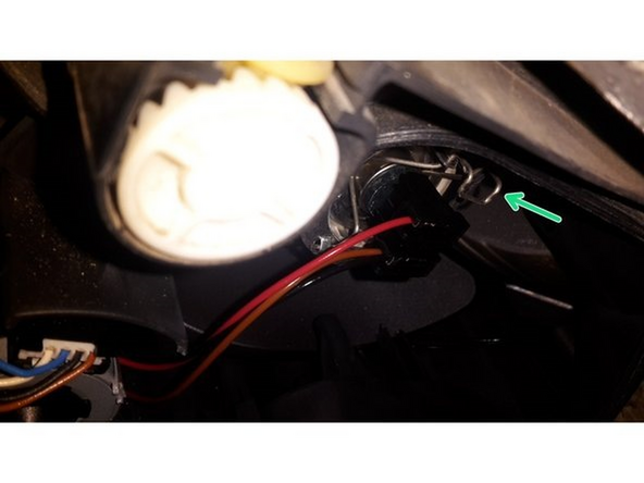 Déclipser l'ampoule avec une légère pression sur le haut du clip avec un mouvement latéral